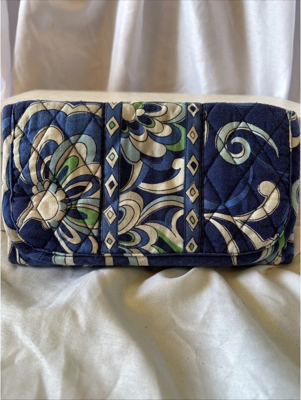 VERA BRADLEY TRI FOLD FLORAL PATTERN RETIRED MODEL FLORAL BLUE QUILTED